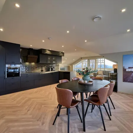 Appartamento With Five Bedrooms And Sea View *