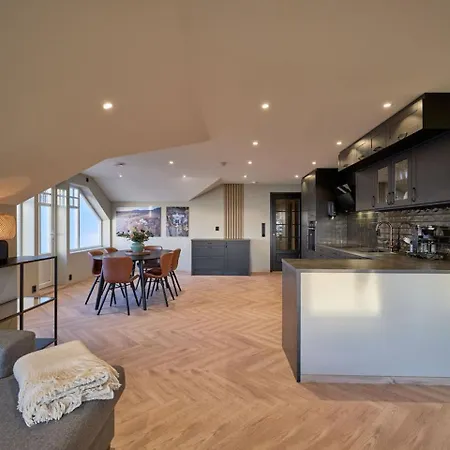 With Five Bedrooms And Sea View *