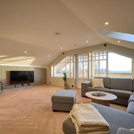 With Five Bedrooms And Sea View Appartamento