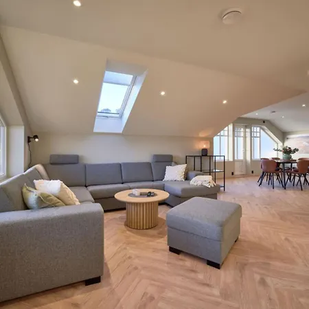Appartamento With Five Bedrooms And Sea View *