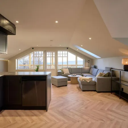 With Five Bedrooms And Sea View * Dalebru